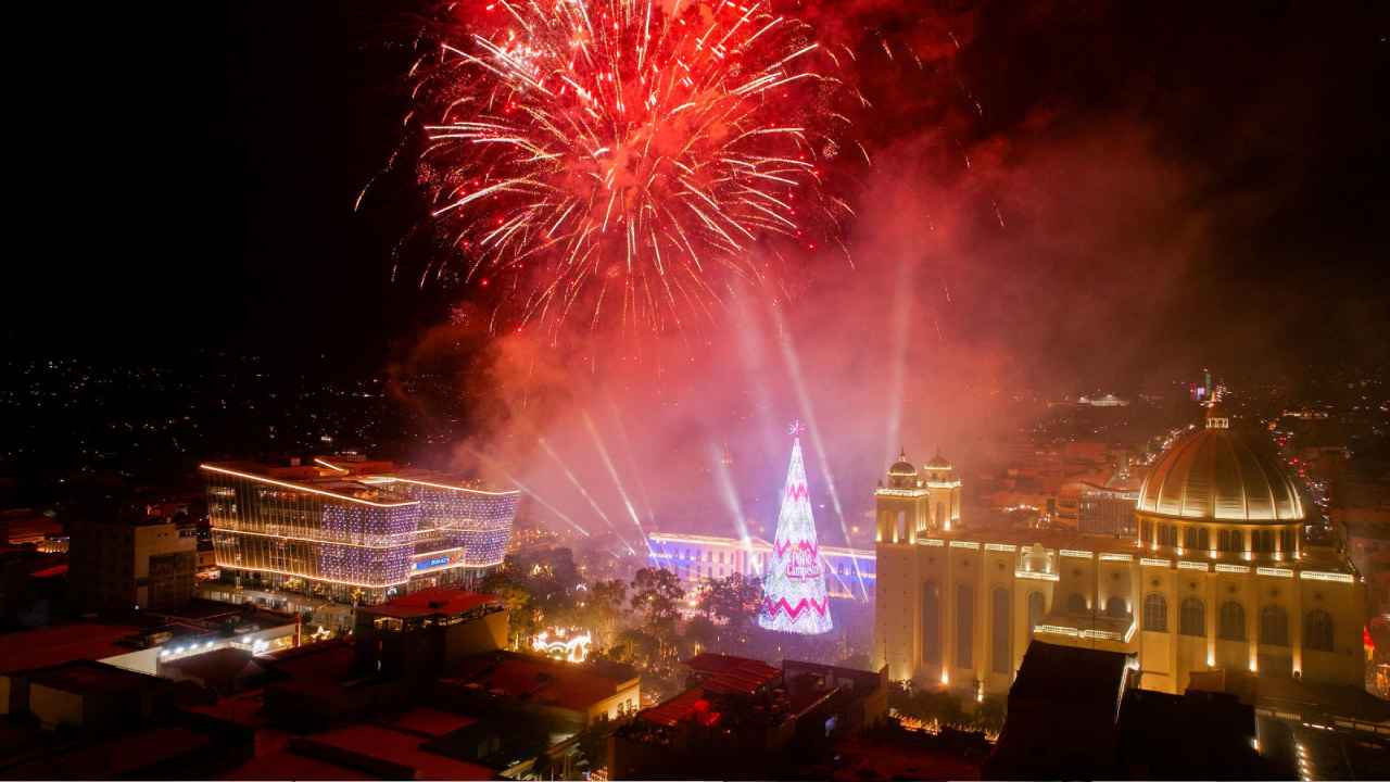 🎉 ¡La Villa Navideña 2025 es una realidad! 🤩 El Centro Histórico de San Salvador se llenó de magia, luces y el árbol de Navidad más imponente de la región. Foto: Centro Histórico / X