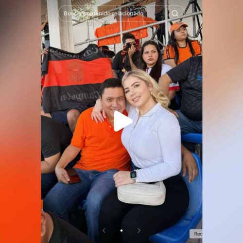 La imagen de Will Salgado, que se ha vuelto viral en cuestión de horas, muestra a la pareja compartiendo asiento en la tribuna, ambos sonrientes ante la cámara. Impresión de pantalla.