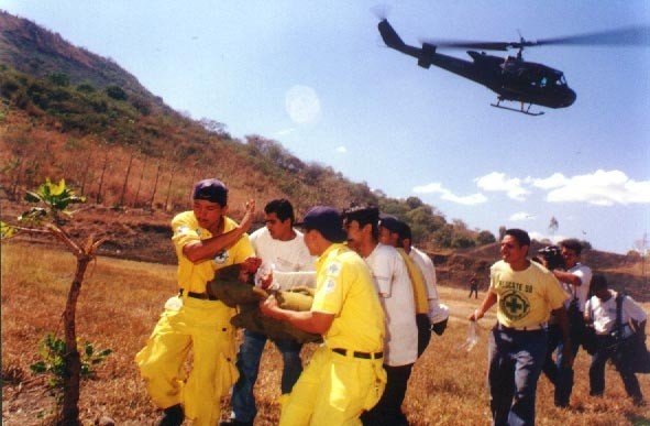 Francisco Campos describe cómo el fotoperiodismo transformó el dolor del terremoto de 2001 en una gesta solidaria para reconstruir comunidades en El Salvador. Foto: Francisco Campos.