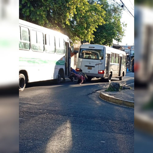 Socorristas de la Cruz Verde atendieron a un hombre gravemente lesionado tras caer de una ruta 38-C y ser impactado por otra unidad en San Salvador. Foto: Cortesía.