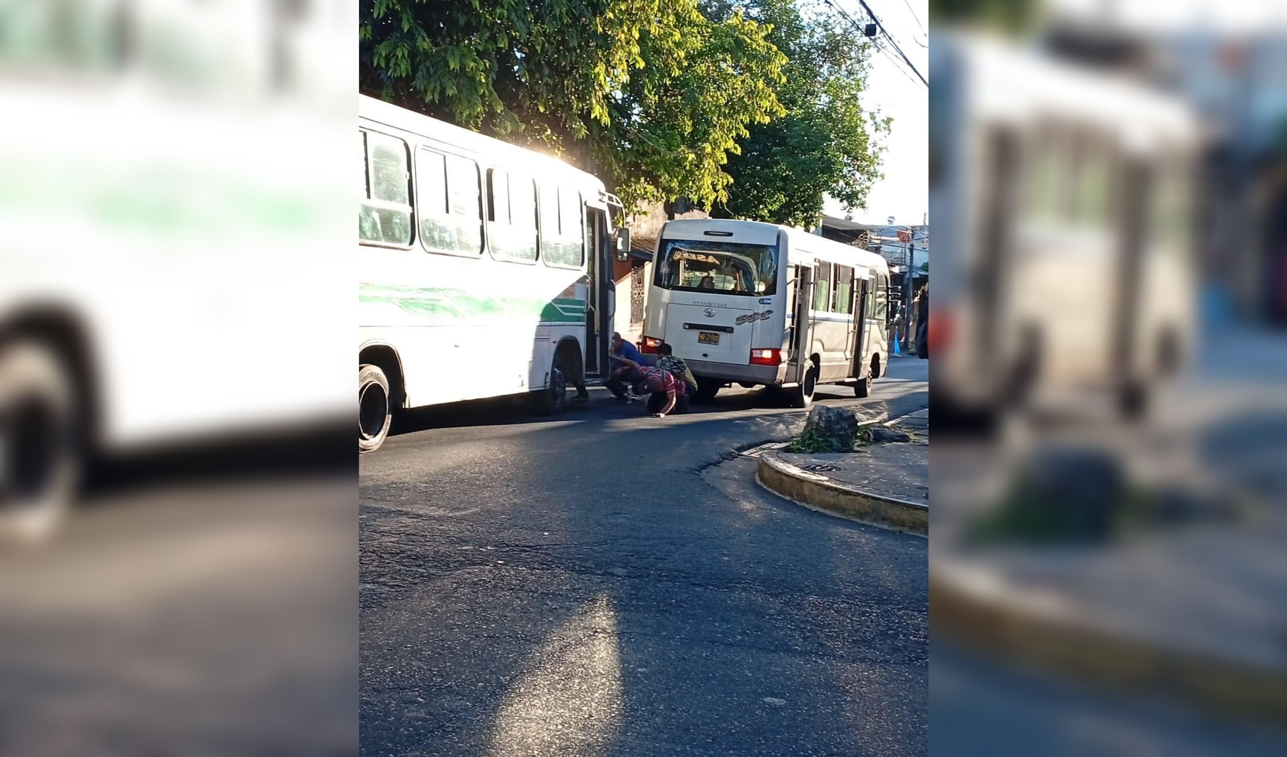 Socorristas de la Cruz Verde atendieron a un hombre gravemente lesionado tras caer de una ruta 38-C y ser impactado por otra unidad en San Salvador. Foto: Cortesía.