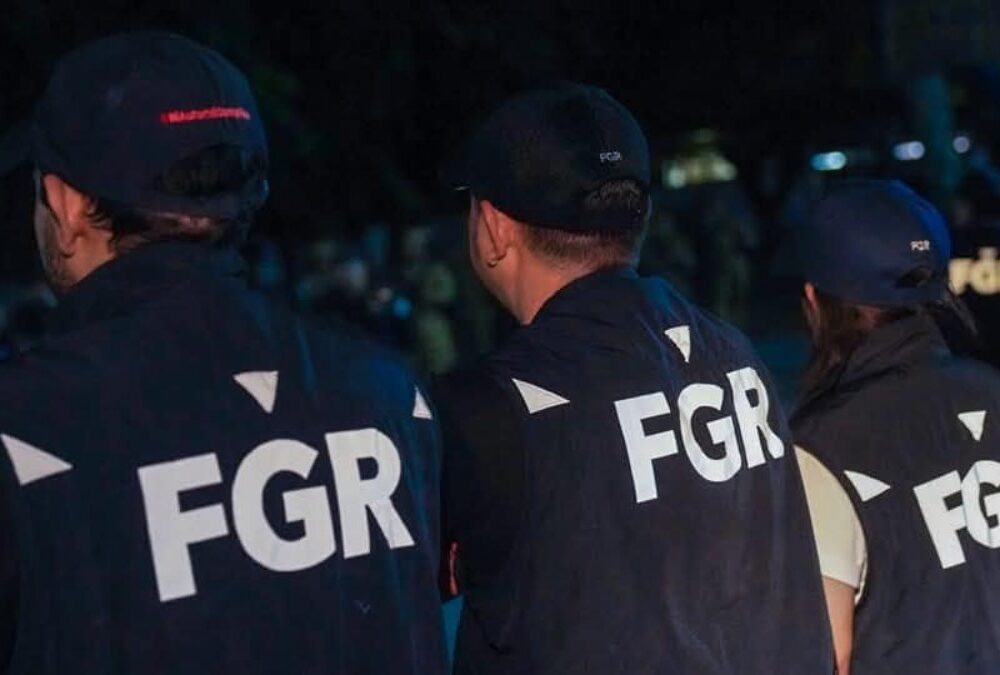 La FGR y la PNC capturaron a siete personas acusadas de obtener fraudulentamente 19 créditos bancarios por $95,000 en la zona oriental. @FGR_SV.