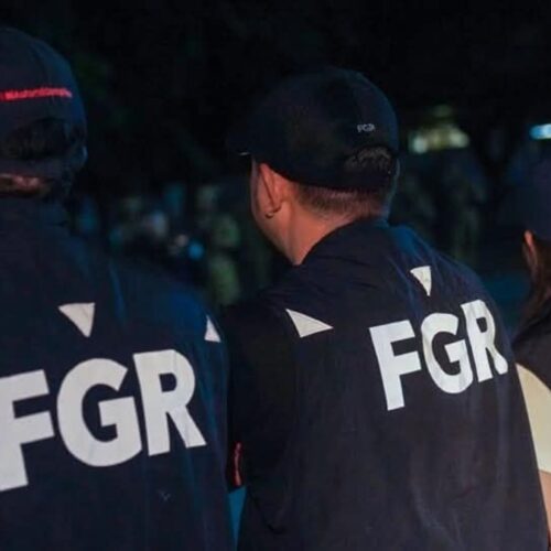 La FGR y la PNC capturaron a siete personas acusadas de obtener fraudulentamente 19 créditos bancarios por $95,000 en la zona oriental. @FGR_SV.