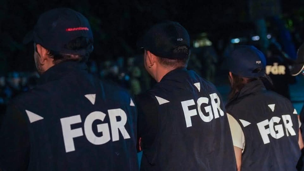 La FGR y la PNC capturaron a siete personas acusadas de obtener fraudulentamente 19 créditos bancarios por $95,000 en la zona oriental. @FGR_SV.