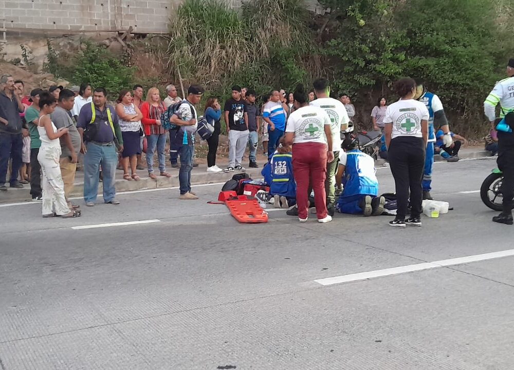 Socorristas de Cruz Verde confirmaron el fallecimiento de dos adultos mayores tras ser embestidos por un vehículo en el kilómetro 27 de la carretera al Puerto. Foto: Cruz Verde Salvadoreña.