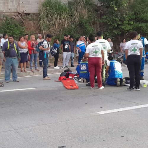 Socorristas de Cruz Verde confirmaron el fallecimiento de dos adultos mayores tras ser embestidos por un vehículo en el kilómetro 27 de la carretera al Puerto. Foto: Cruz Verde Salvadoreña.