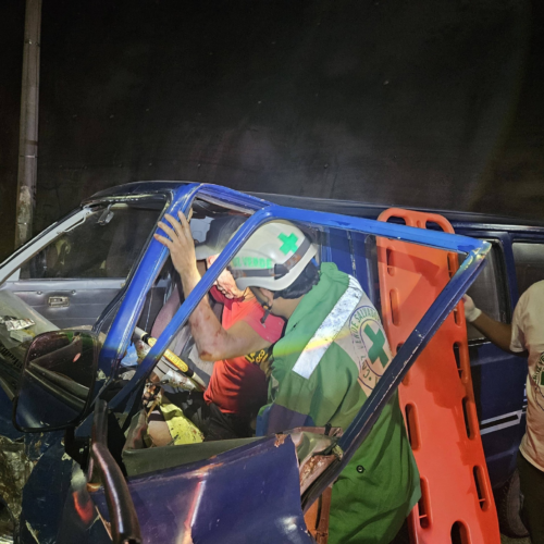 Socorristas utilizaron equipo hidráulico para liberar a las víctimas de un fuerte accidente en el km 24 de la Autopista a Comalapa. Foto: Cruz Verde Salvadoreña.