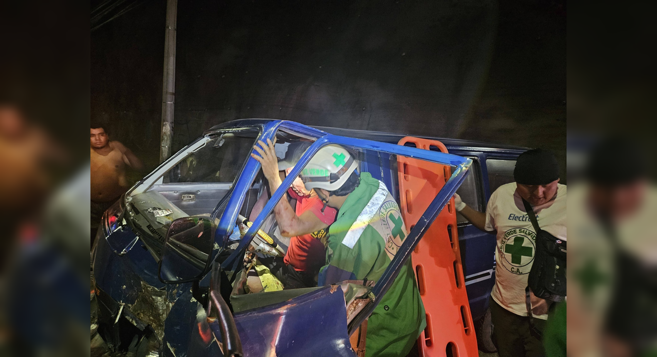 Socorristas utilizaron equipo hidráulico para liberar a las víctimas de un fuerte accidente en el km 24 de la Autopista a Comalapa. Foto: Cruz Verde Salvadoreña.