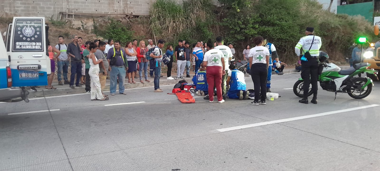 Socorristas de Cruz Verde confirmaron el fallecimiento de dos adultos mayores tras ser embestidos por un vehículo en el kilómetro 27 de la carretera al Puerto. Foto: Cruz Verde Salvadoreña.