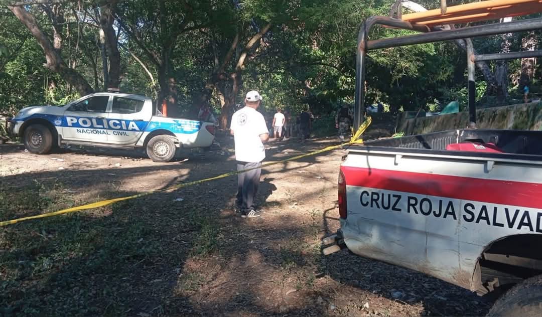 Una menor de 7 años falleció por ahogamiento en un río de Mercedes Umaña, Usulután. Sus padres fueron detenidos por homicidio culposo mientras se investiga el caso. Foto: Cruz Roja.