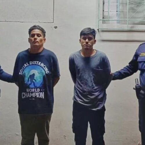 La PNC capturó a dos hombres en Santa Tecla tras incautarles marihuana, dinero en efectivo y dispositivos móviles durante un operativo del Plan Control Territorial. Foto: @PNCSV.