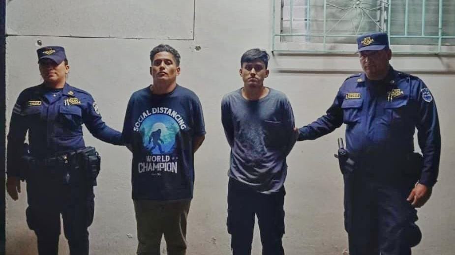 La PNC capturó a dos hombres en Santa Tecla tras incautarles marihuana, dinero en efectivo y dispositivos móviles durante un operativo del Plan Control Territorial. Foto: @PNCSV.