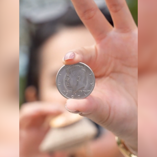 El BCR aclara que la moneda de 50 centavos, conocida como de "dos coras", tiene curso legal y es válida en El Salvador. Foto: @bcr_sv