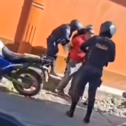 Un video viral captó el momento en que un hombre, al resistirse a una detención de la Policía Nacional Civil, llamó a su madre pidiendo ayuda. Foto: Cortesía.