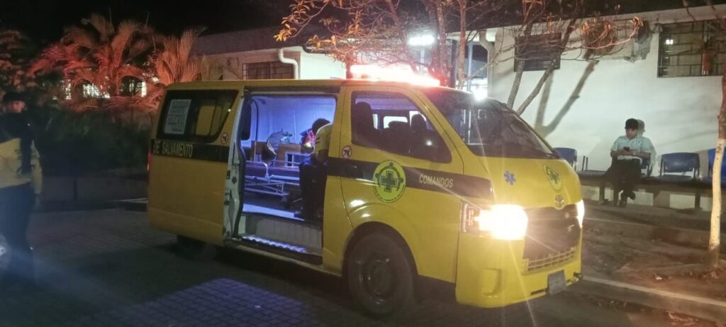 Comandos de Salvamento auxiliaron a un hombre que perdió el control de su motocicleta en el caserío Los Laureles, Ciudad Arce. Foto: Comandos de Salvamento.