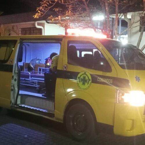 Comandos de Salvamento auxiliaron a un hombre que perdió el control de su motocicleta en el caserío Los Laureles, Ciudad Arce. Foto: Comandos de Salvamento.