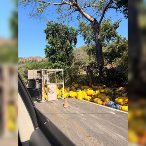 Un camión con cilindros de gas volcó en El Zapote, Nueva Trinidad, dejando el cargamento esparcido sobre la carretera y generando un riesgo de seguridad. Foto: Cortesía.