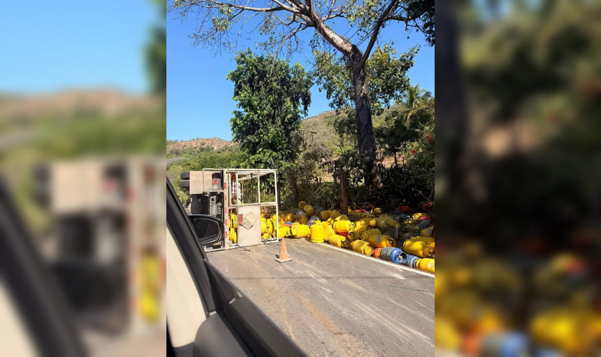Un camión con cilindros de gas volcó en El Zapote, Nueva Trinidad, dejando el cargamento esparcido sobre la carretera y generando un riesgo de seguridad. Foto: Cortesía.