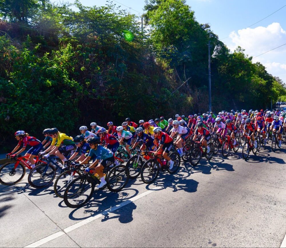 El Gobierno del Presidente Nayib Bukele prepara el inicio del Tour 2026 este viernes en el Centro Histórico con 120 atletas de 12 países y show de Mike Bahía. Foto: @ObrasPublicasSV.