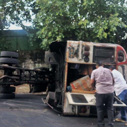 Un autobús volcó en la calle antigua a Huizúcar, dejando más de 20 lesionados. El VMT coordinó la remoción de la unidad y la atención a las víctimas. Foto: @PNCSV.
