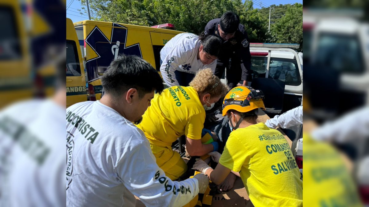 Socorristas estabilizaron a José Merino Castillo, de 56 años, tras colisionar con un vehículo de placas guatemaltecas en el sector Tres Puertas. Foto: Comandos de Salvamento.