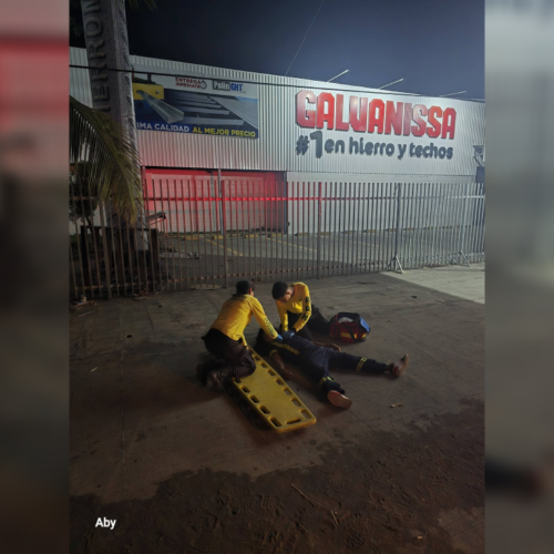 El percance ocurrió en la carretera a Quezaltepeque, frente a Galvanissa; la víctima fue trasladada con múltiples laceraciones tras la huida del conductor. Foto: Comandos de Salvamento.