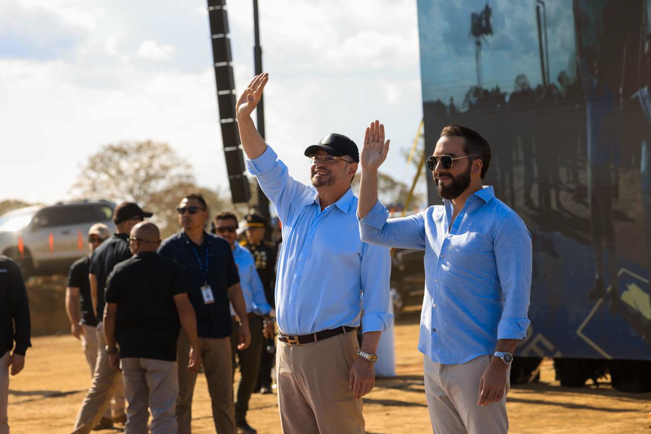 Los presidentes Nayib Bukele y Rodrigo Chaves oficializaron el inicio del CACCO, un centro penal de alta seguridad en San Rafael de Alajuela. Foto: Presidencia El Salvador.
