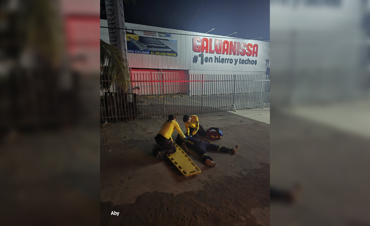 El percance ocurrió en la carretera a Quezaltepeque, frente a Galvanissa; la víctima fue trasladada con múltiples laceraciones tras la huida del conductor. Foto: Comandos de Salvamento.