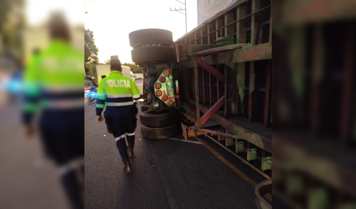 El siniestro, atribuido a la alta velocidad, ocurrió esta madrugada en el redondel de Moncagua; solo se reportan daños materiales. Foto: PNCSV.