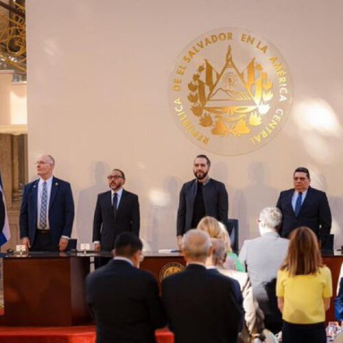 El Primer Desayuno Nacional de Oración El Salvador reúne al presidente Nayib Bukele y congresistas estadounidenses para promover unidad y liderazgo espiritual en el país. Foto: Casa Secretaría de Prensa El Salvador.