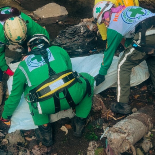 Personal de la seccional de Mejicanos ejecutó la recuperación de un cuerpo en la urbanización Santísima Trinidad. Foto: Cruz Verde Salvadoreña.