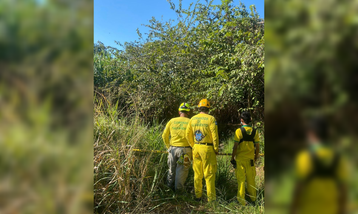 Equipos de Comandos de Salvamento esperan lineamientos legales para la recuperación de un cuerpo femenino en avanzado estado de descomposición en el km 27 ½ de la Troncal del Norte. Foto: Comandos de Salvamento.