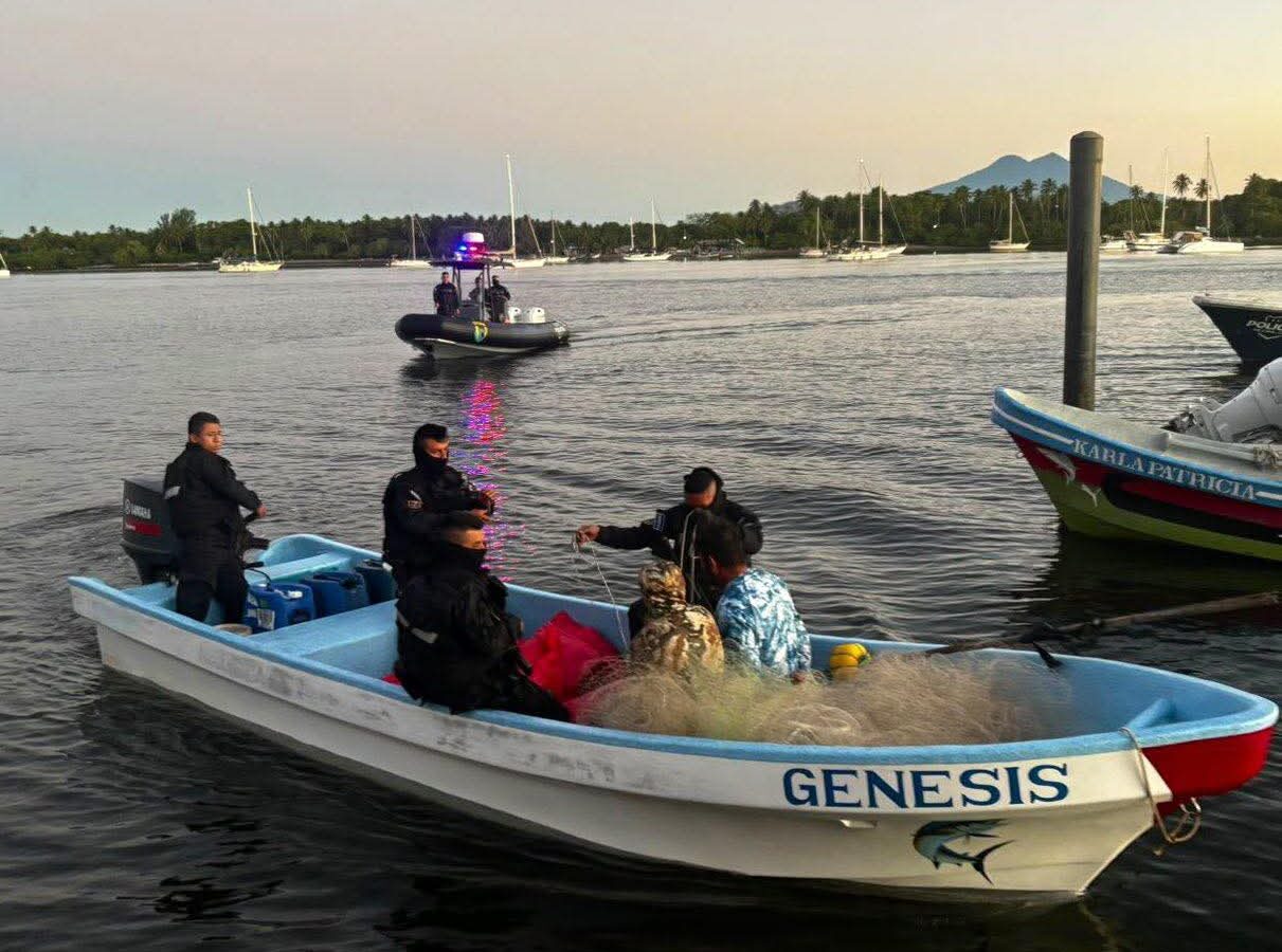 La unidad STORM de la PNC interceptó una lancha con 375 kilos de narcóticos en la bocana del río Jiboa, capturando a dos sujetos. Foto: @Vi11atoro