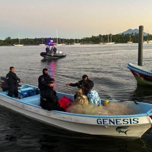 La unidad STORM de la PNC interceptó una lancha con 375 kilos de narcóticos en la bocana del río Jiboa, capturando a dos sujetos. Foto: @Vi11atoro