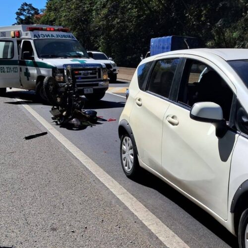 Socorristas de Cruz Verde auxiliaron a un hombre con múltiples traumas tras un accidente cerca de la pasarela de El Jocotón, Santa Ana. Foto: Cruz Verde Salvadoreña.