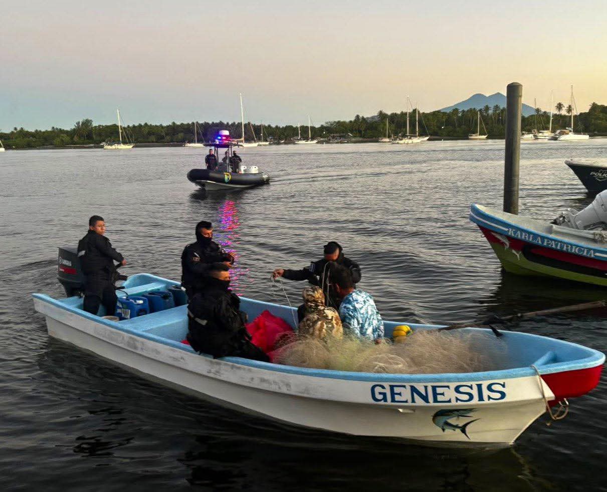 La unidad STORM de la PNC interceptó una lancha con 375 kilos de narcóticos en la bocana del río Jiboa, capturando a dos sujetos. Foto: @Vi11atoro
