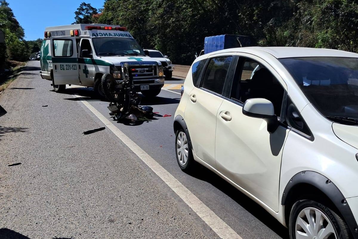 Socorristas de Cruz Verde auxiliaron a un hombre con múltiples traumas tras un accidente cerca de la pasarela de El Jocotón, Santa Ana. Foto: Cruz Verde Salvadoreña.