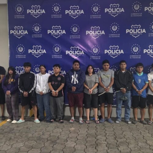 La FGR ordenó la captura de pandilleros de "La Raza", acusados de tráfico de drogas, agresiones sexuales y amenazas en varios municipios del país. Foto: @FGR_SV.