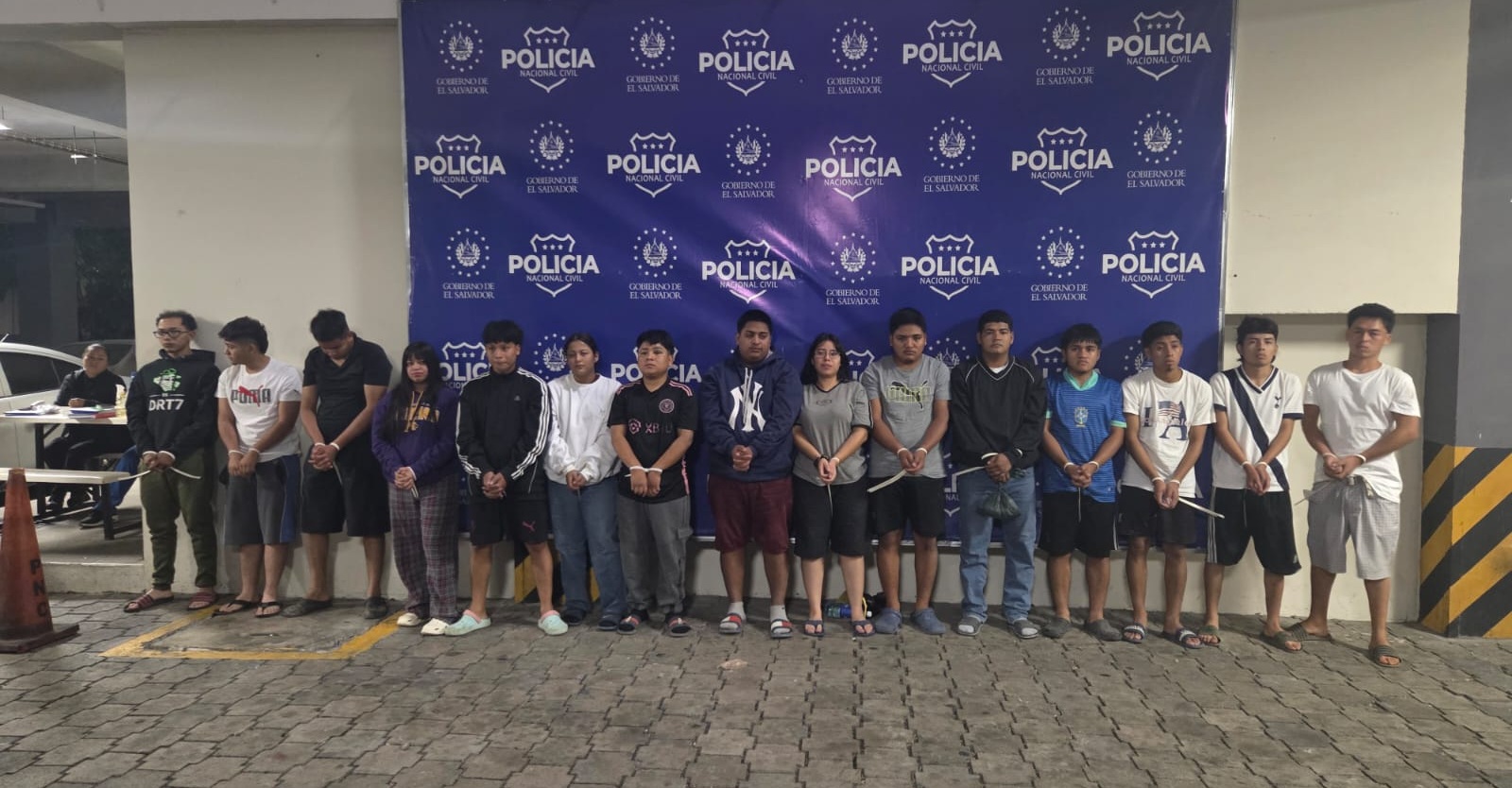 La FGR ordenó la captura de pandilleros de "La Raza", acusados de tráfico de drogas, agresiones sexuales y amenazas en varios municipios del país. Foto: @FGR_SV.