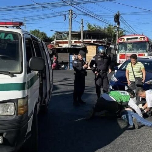 Una adulta mayor resultó lesionada tras ser embestida por un vehículo; socorristas de la Cruz Verde brindaron auxilio inmediato en Soyapango. Foto: Cruz Verde Salvadoreña.