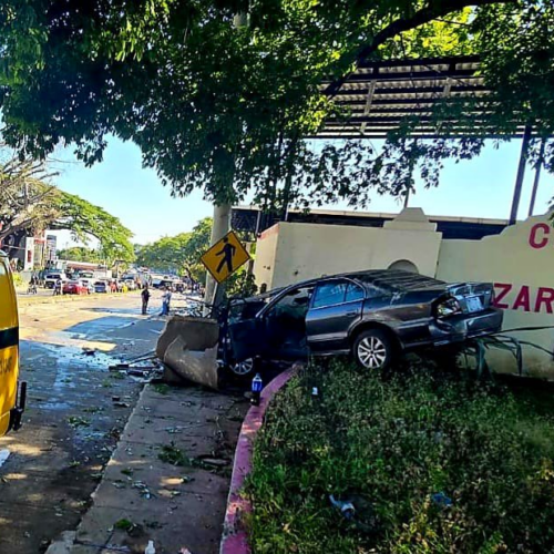 Al menos cinco lesionados tras el choque de un camión de bebidas contra varios vehículos en el km 19 ½ de la vía hacia el Puerto de La Libertad. Foto: @PNCSV.