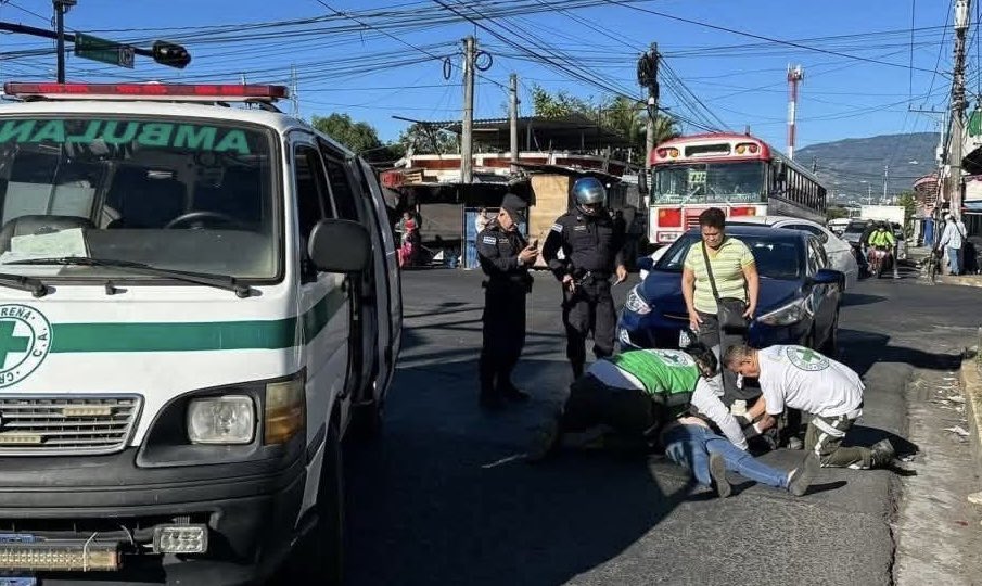 Una adulta mayor resultó lesionada tras ser embestida por un vehículo; socorristas de la Cruz Verde brindaron auxilio inmediato en Soyapango. Foto: Cruz Verde Salvadoreña.