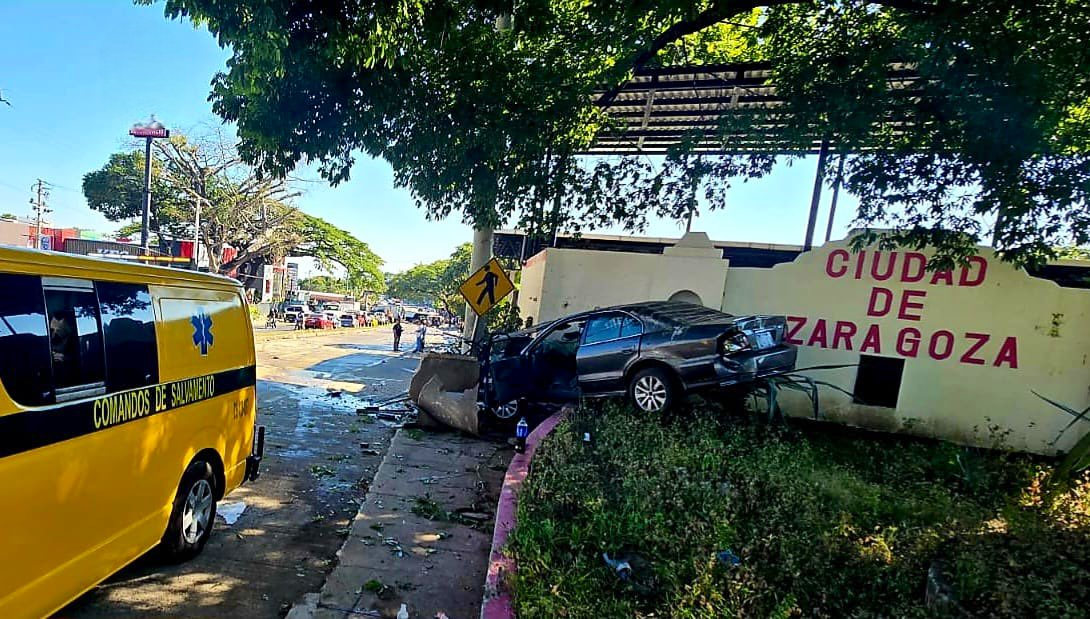 Al menos cinco lesionados tras el choque de un camión de bebidas contra varios vehículos en el km 19 ½ de la vía hacia el Puerto de La Libertad. Foto: @PNCSV.