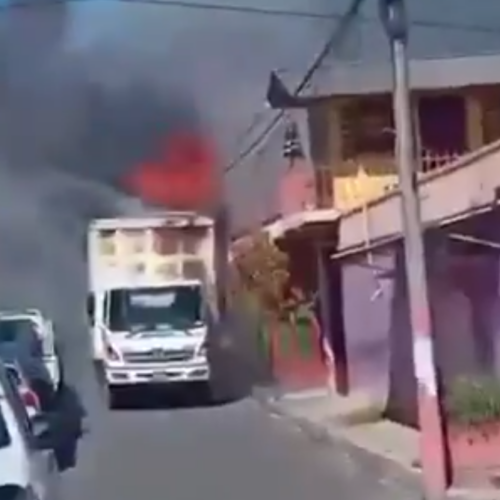Un siniestro repentino en San Luis de La Reina movilizó a cuerpos de socorro para restablecer la seguridad en la zona tras el incendio de un vehículo de carga. Foto: Cortesía.