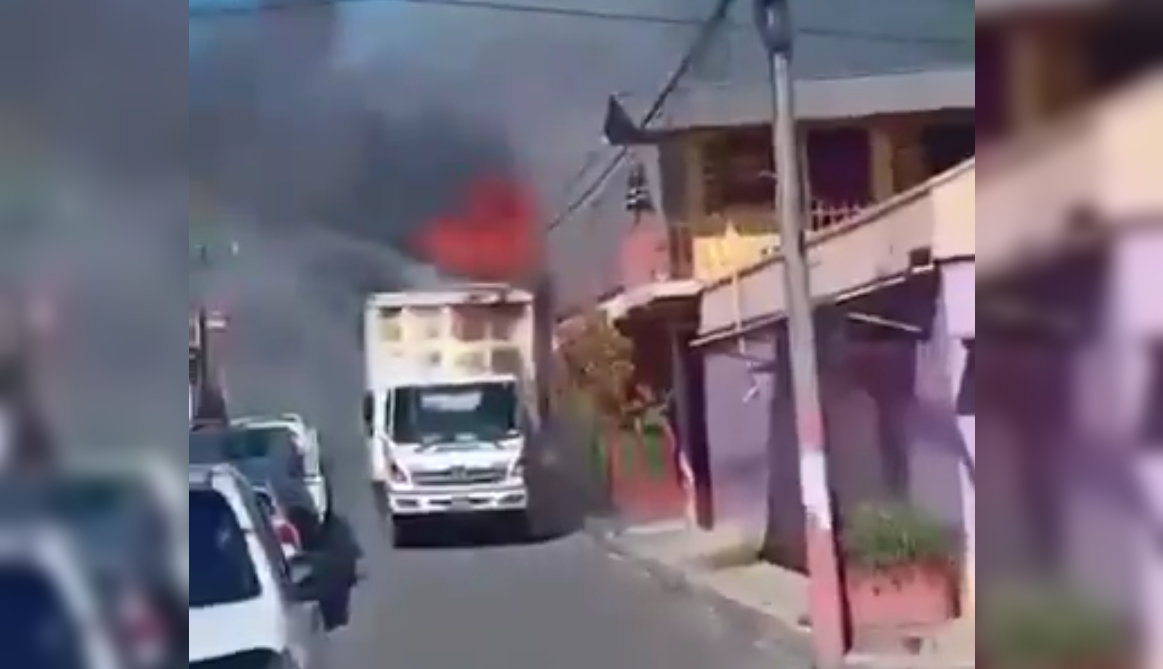 Un siniestro repentino en San Luis de La Reina movilizó a cuerpos de socorro para restablecer la seguridad en la zona tras el incendio de un vehículo de carga. Foto: Cortesía.