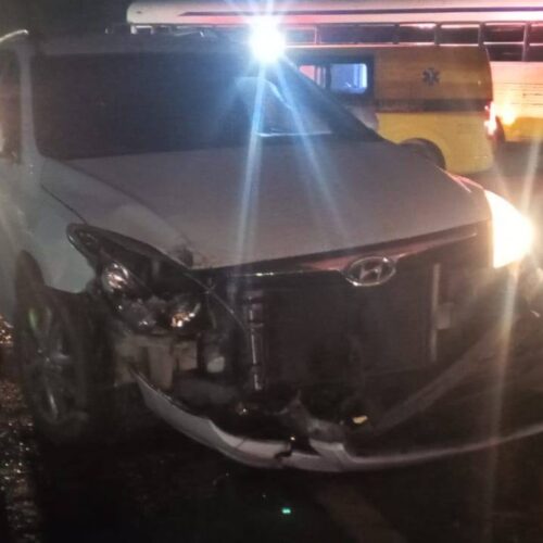 Comandos de Salvamento atendió un choque en la carretera Panamericana CA-1 donde una volqueta se dio a la fuga tras impactar a un sedán. Foto: Comandos de Salvamento.