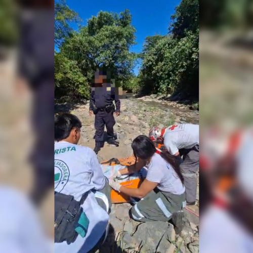 Socorristas de Cruz Verde, Cruz Roja y la PNC trabajaron en conjunto para auxiliar a una víctima en el Cantón 5 Cedros, Lourdes Colón. Foto: Cruz Verde Salvadoreña.