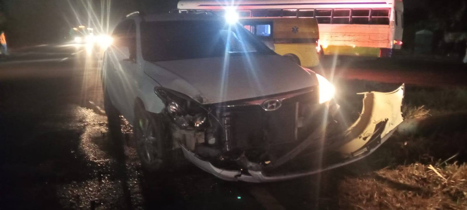 Comandos de Salvamento atendió un choque en la carretera Panamericana CA-1 donde una volqueta se dio a la fuga tras impactar a un sedán. Foto: Comandos de Salvamento.