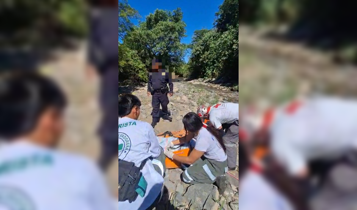 Socorristas de Cruz Verde, Cruz Roja y la PNC trabajaron en conjunto para auxiliar a una víctima en el Cantón 5 Cedros, Lourdes Colón. Foto: Cruz Verde Salvadoreña.