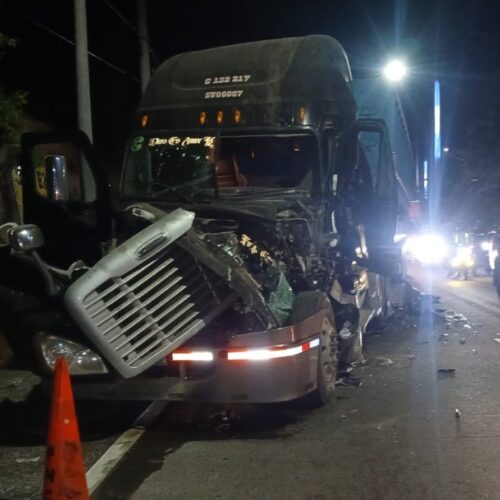 Cuatro vehículos, incluyendo dos rastras, colisionaron en el km 33 de la autopista a Comalapa por exceso de velocidad, dejando un lesionado y tráfico reducido. Foto: @PNCSV.